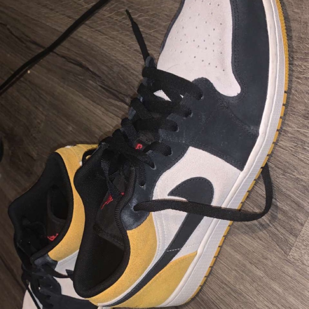 Jordan 1 University gold Low. Size 11 no box. Used, like new